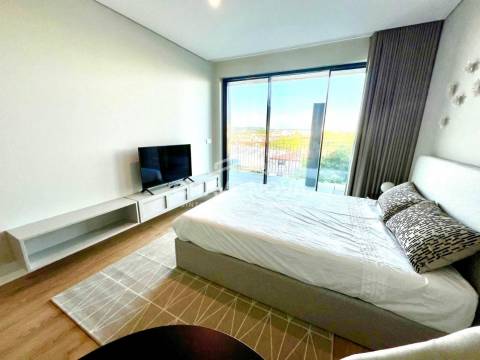 Newly Furnished Studio Apartment with River Views in Santa Marinha (VL8)