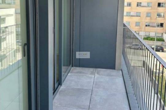 Apartamento T1 semi-novo, com varanda e garagem, ao Pólo Universitário