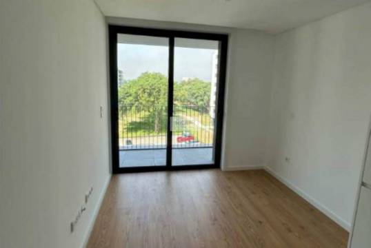 Apartamento T1 semi-novo, com varanda e garagem, ao Pólo Universitário