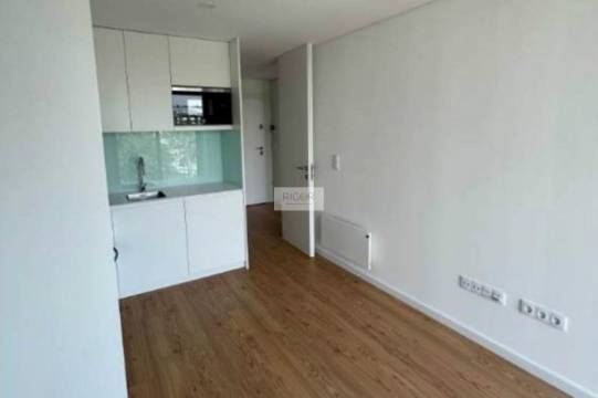 Apartamento T1 semi-novo, com varanda e garagem, ao Pólo Universitário