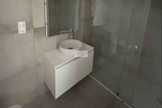 Apartamento T1 semi-novo, com varanda e garagem, ao Pólo Universitário