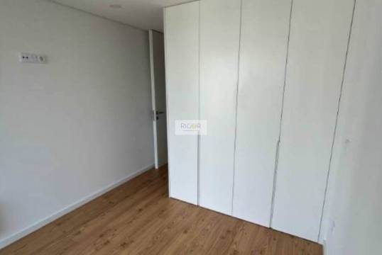 Apartamento T1 semi-novo, com varanda e garagem, ao Pólo Universitário
