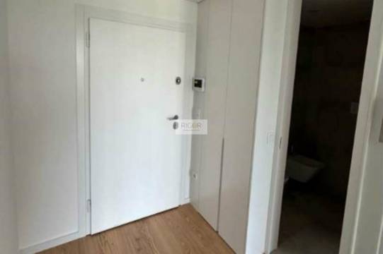 Apartamento T1 semi-novo, com varanda e garagem, ao Pólo Universitário