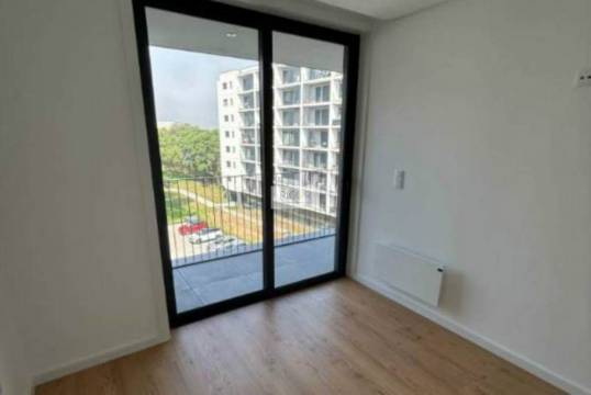 Apartamento T1 semi-novo, com varanda e garagem, ao Pólo Universitário