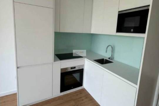 Apartamento T1 semi-novo, com varanda e garagem, ao Pólo Universitário
