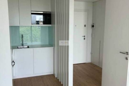 Apartamento T1 semi-novo, com varanda e garagem, ao Pólo Universitário