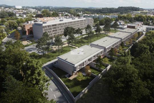 Moradia T3 em construção de 3 frentes em Arcozelo