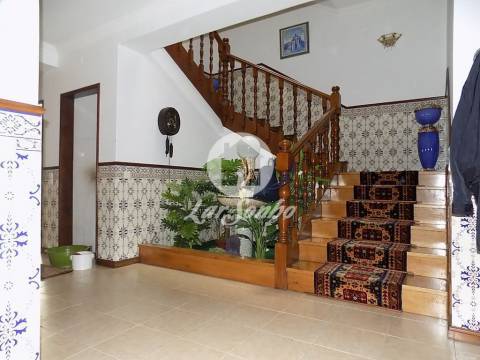 Moradia M6 c/ garagem fechada e jardim localizada na zona PRIME da Povoa de Varzim