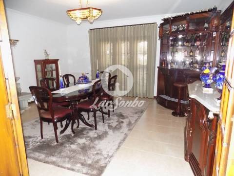 Moradia M6 c/ garagem fechada e jardim localizada na zona PRIME da Povoa de Varzim