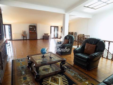 Moradia M6 c/ garagem fechada e jardim localizada na zona PRIME da Povoa de Varzim