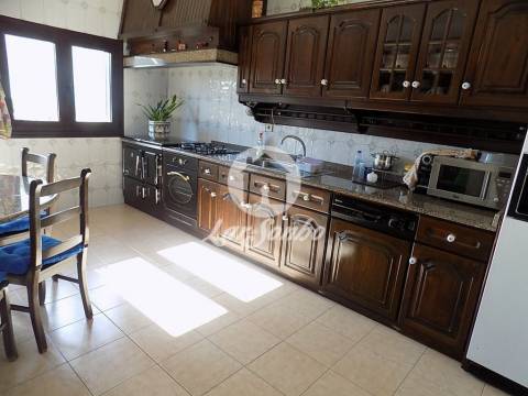 Moradia M6 c/ garagem fechada e jardim localizada na zona PRIME da Povoa de Varzim