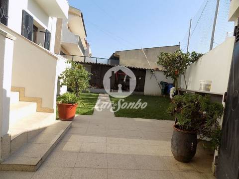 Moradia M6 c/ garagem fechada e jardim localizada na zona PRIME da Povoa de Varzim