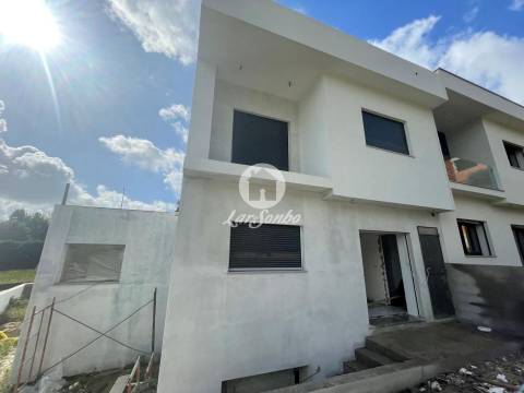 Moradia T4 com G.F. em Antas