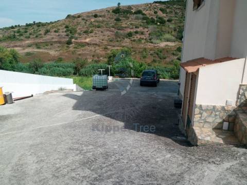 Moradia de 3 Pisos com garagem e logradouro, junto a Mafra