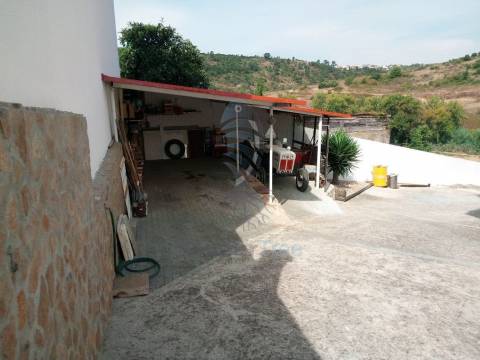 Moradia de 3 Pisos com garagem e logradouro, junto a Mafra