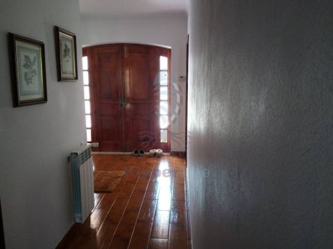 Moradia de 3 Pisos com garagem e logradouro, junto a Mafra