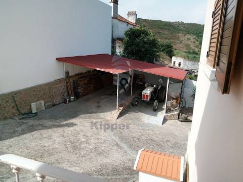Moradia de 3 Pisos com garagem e logradouro, junto a Mafra