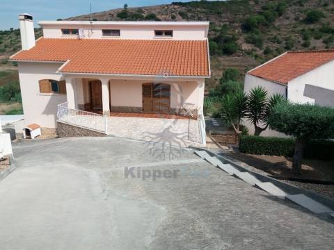 Moradia de 3 Pisos com garagem e logradouro, junto a Mafra