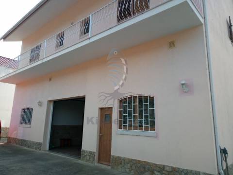 Moradia de 3 Pisos com garagem e logradouro, junto a Mafra