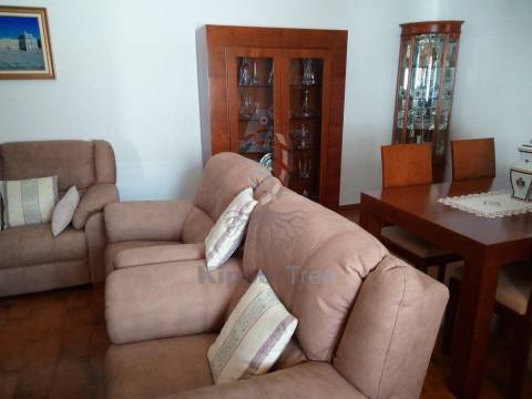 Moradia de 3 Pisos com garagem e logradouro, junto a Mafra