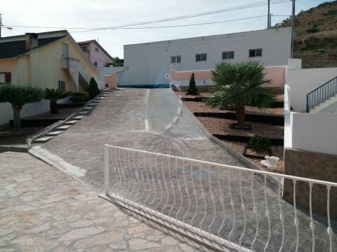 Moradia de 3 Pisos com garagem e logradouro, junto a Mafra