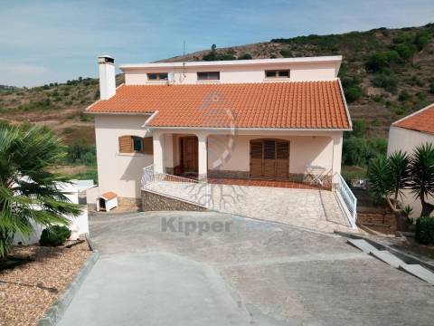 Moradia de 3 Pisos com garagem e logradouro, junto a Mafra