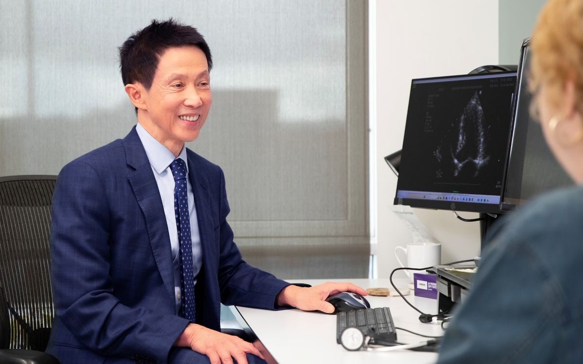 Dr-Kiat Dr. Kiat advising patient on personalised diet plan instead of AI-generated advice.