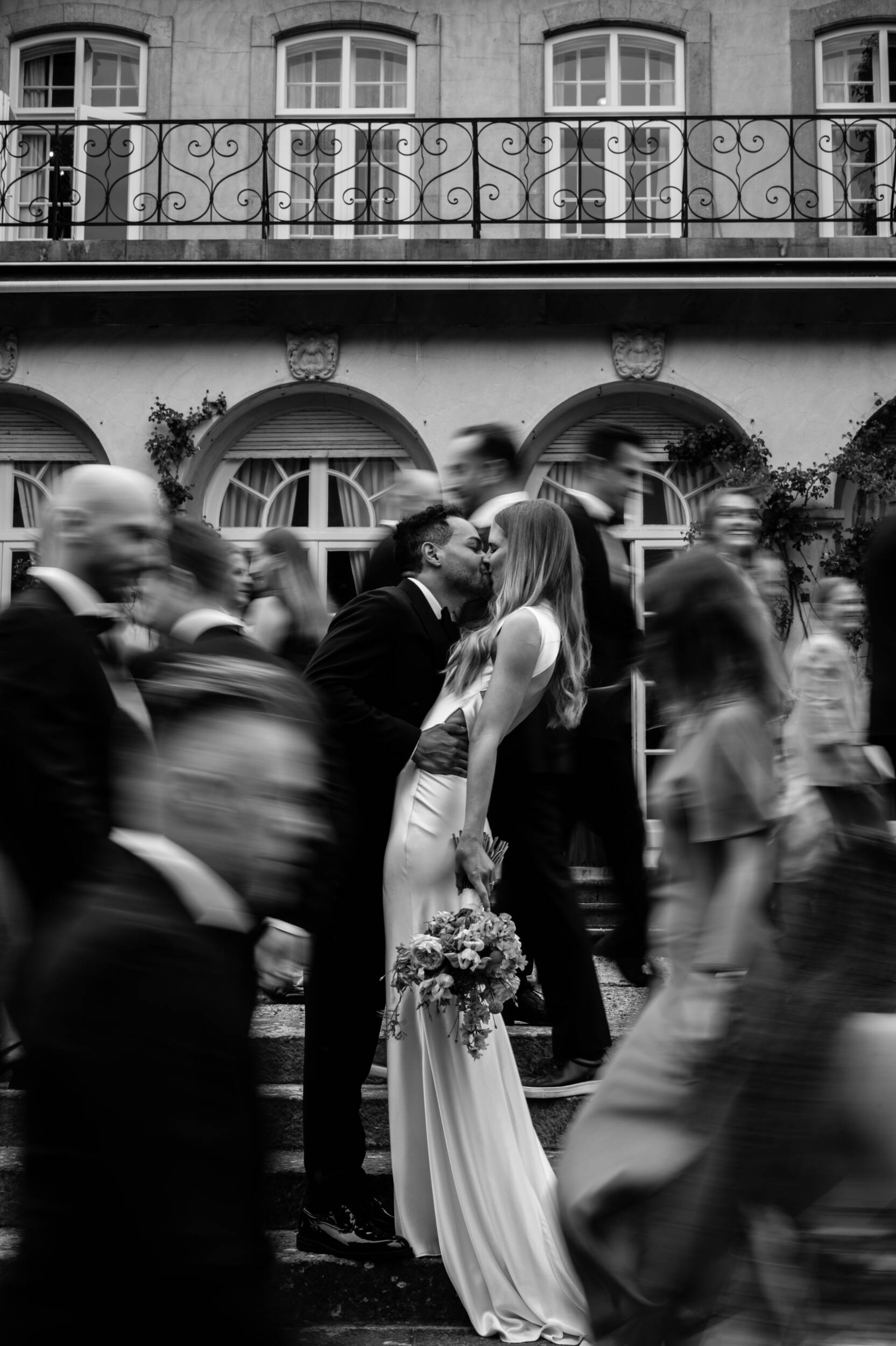 Glamoureuze groepsfoto die net dat tikkeltje anders is, editorial vibe, kasteel, beweging, blur, fantastische trouwfotografie