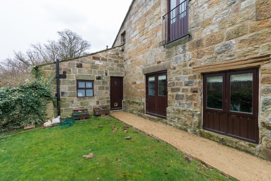 Barn conversions & farmhouse in Leeds