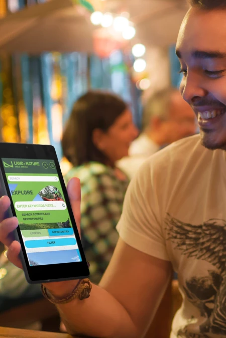 Youn man sharing the LANSS website on a mobile device