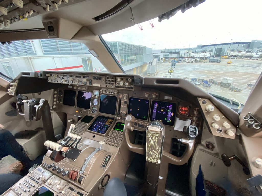 Flight deck on BA 747-400 G-CIVO