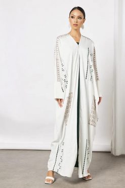 Bsi3636 4 Embroidered bisht with inner