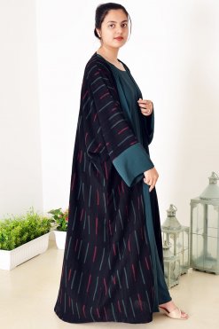 عباية بشت منقوشة ذاتيا مع فستان داخلي باللون الأخضر 10 3928 3 Self Embossed Bisht Abaya with Green Inner Dress