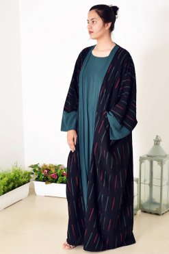 عباية بشت منقوشة ذاتيا مع فستان داخلي باللون الأخضر 12 3928 5 Self Embossed Bisht Abaya with Green Inner Dress
