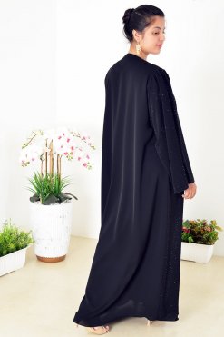 عباية شيفون مزدوجة سوداء مزينة بزخارف حجرية مذهلة 3939 82 Double Chiffon Black Abaya Adorned With Stunning Stone Embellishments