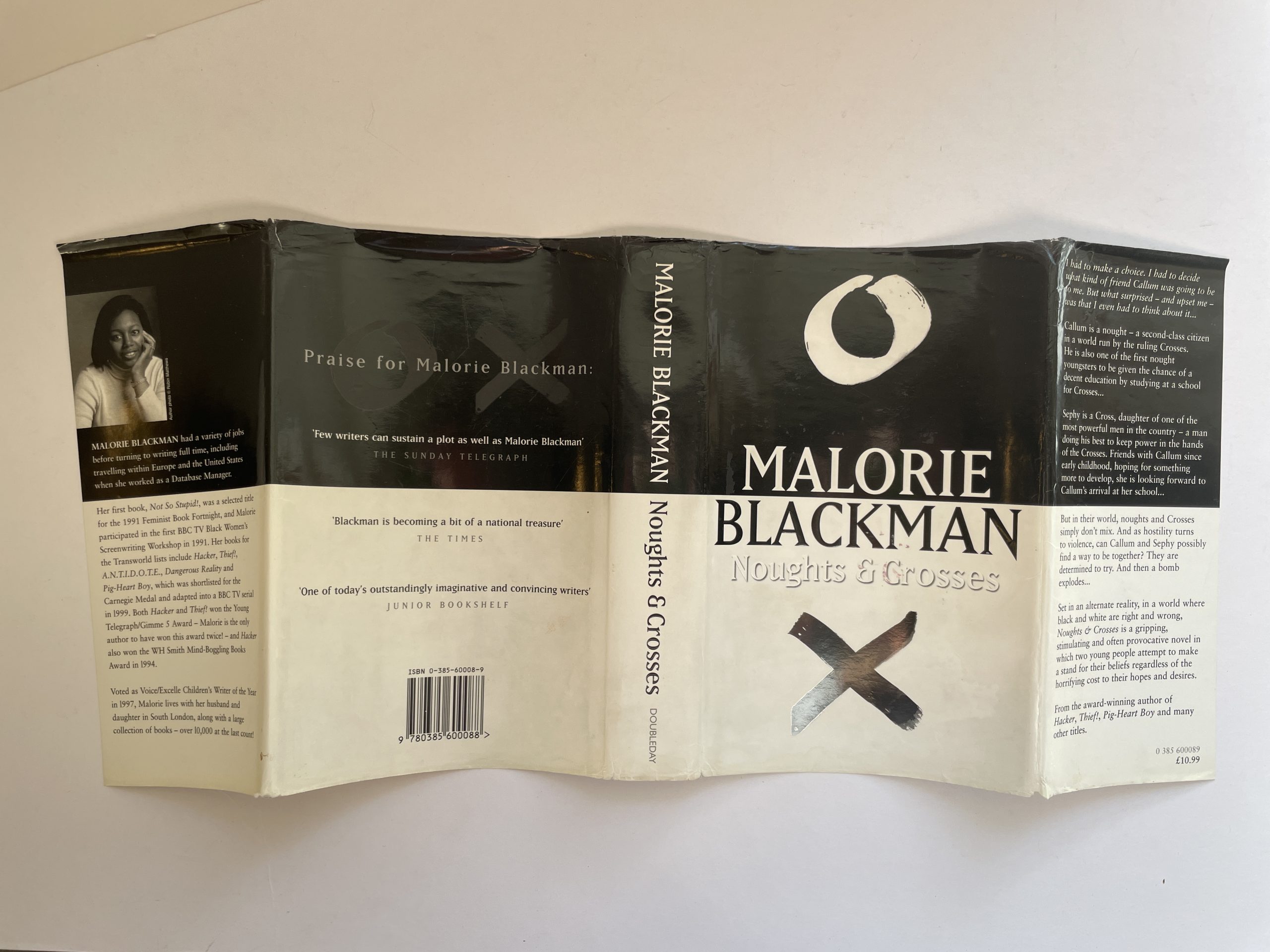 Malorie Blackman - Noughts and Crosses - First Edition 2001 - with SIGNED promotional post-card - Image 4
