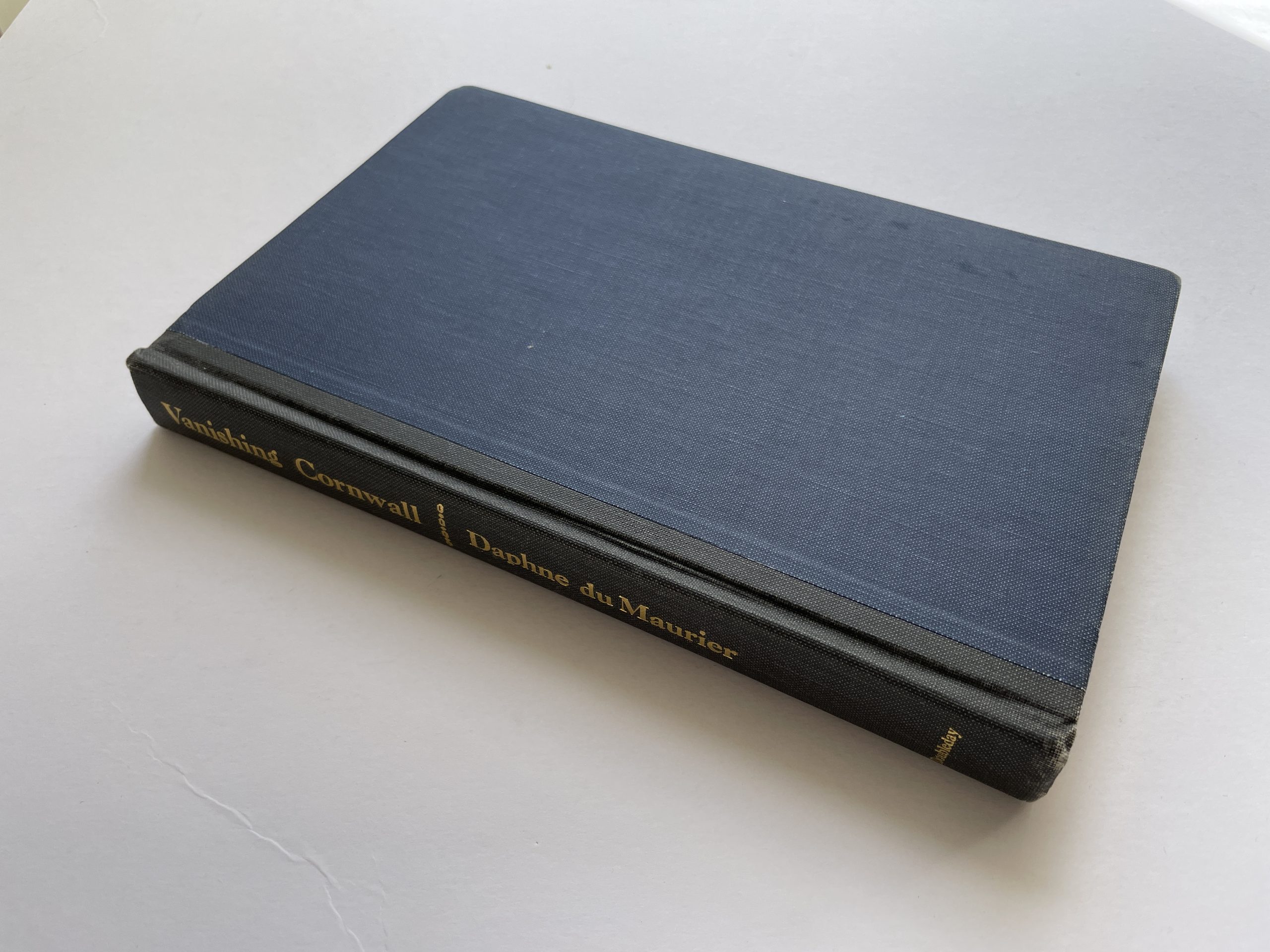 Daphne du Maurier - Vanishing Cornwall - First US Edition 1967 -  Inscribed to Maureen and Monty Baker-Munton — Additionally Signed by Christian Browning - Image 4