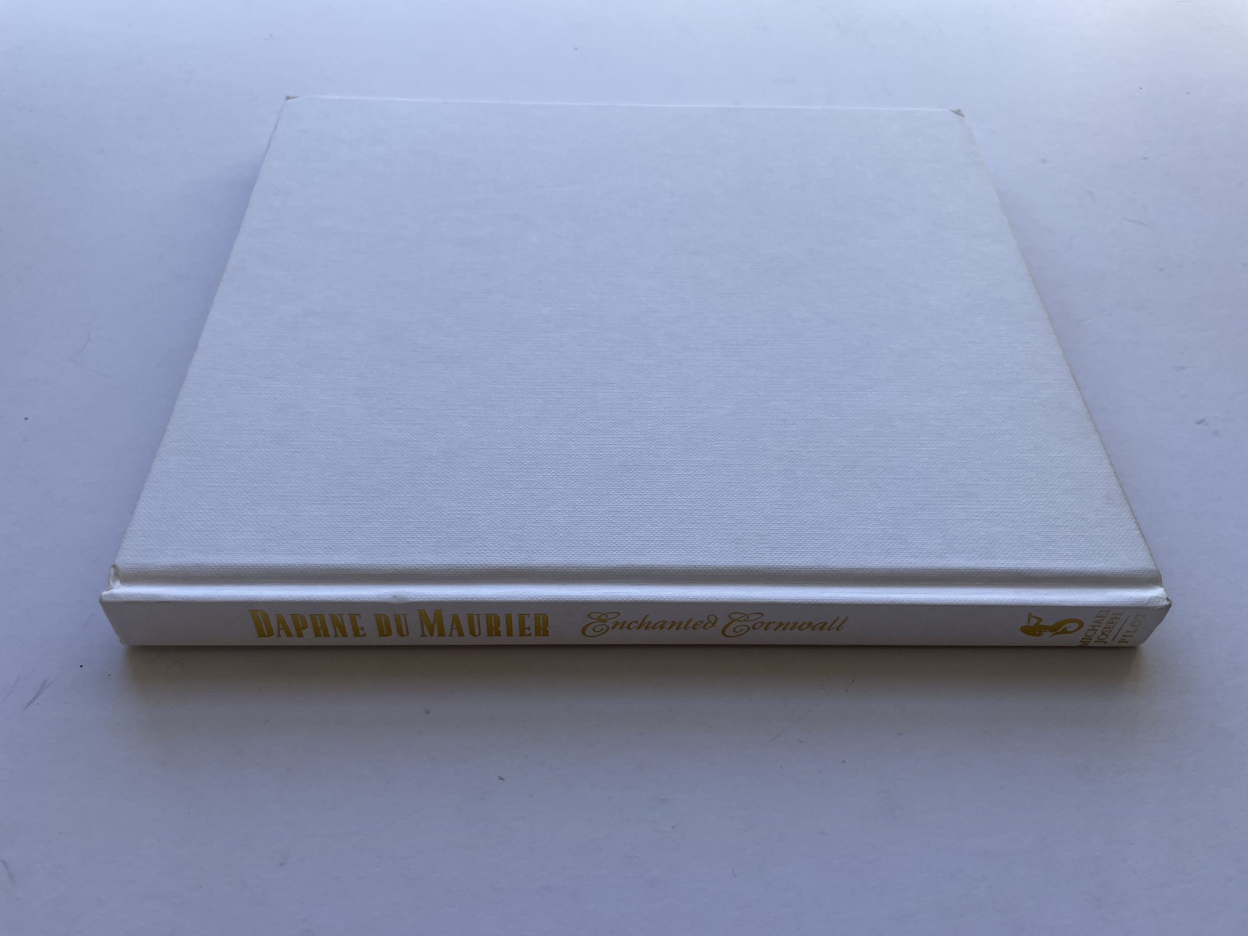 Daphne du Maurier - Enchanted Cornwall - First Edition 1989 - SIGNED and INSCRIBED by the Editor With card from Piers Dudgeon and note on Menabilly paper from Daphne du Maurier - Image 4