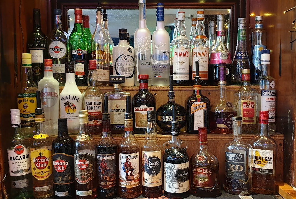 Footlights Bar and Grill logo