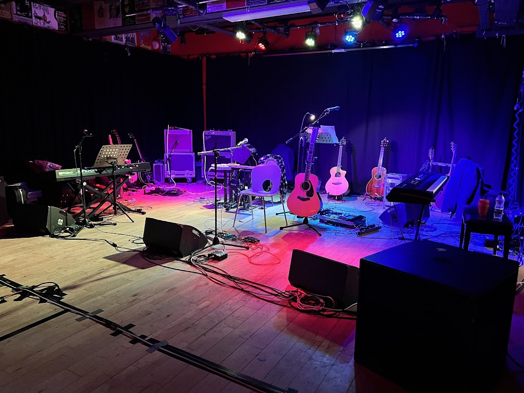 The Wee Red Bar logo