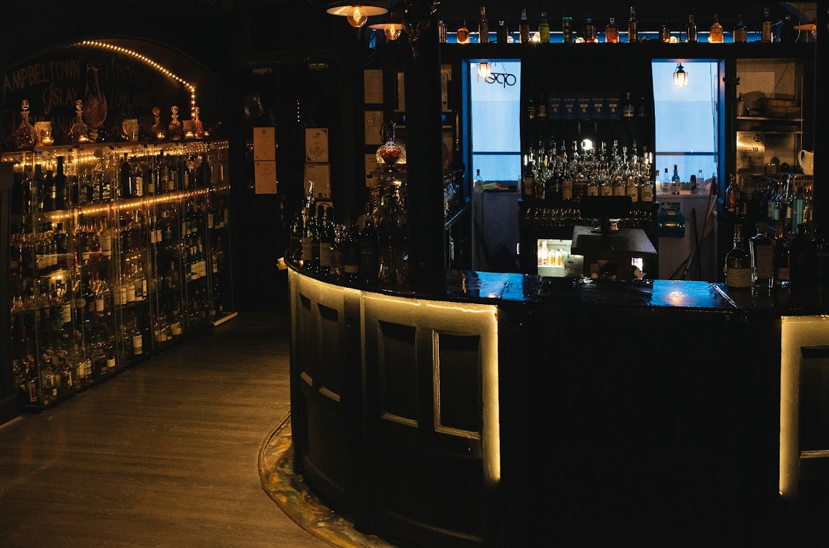 Tipsy Midgie Whisky Bar logo