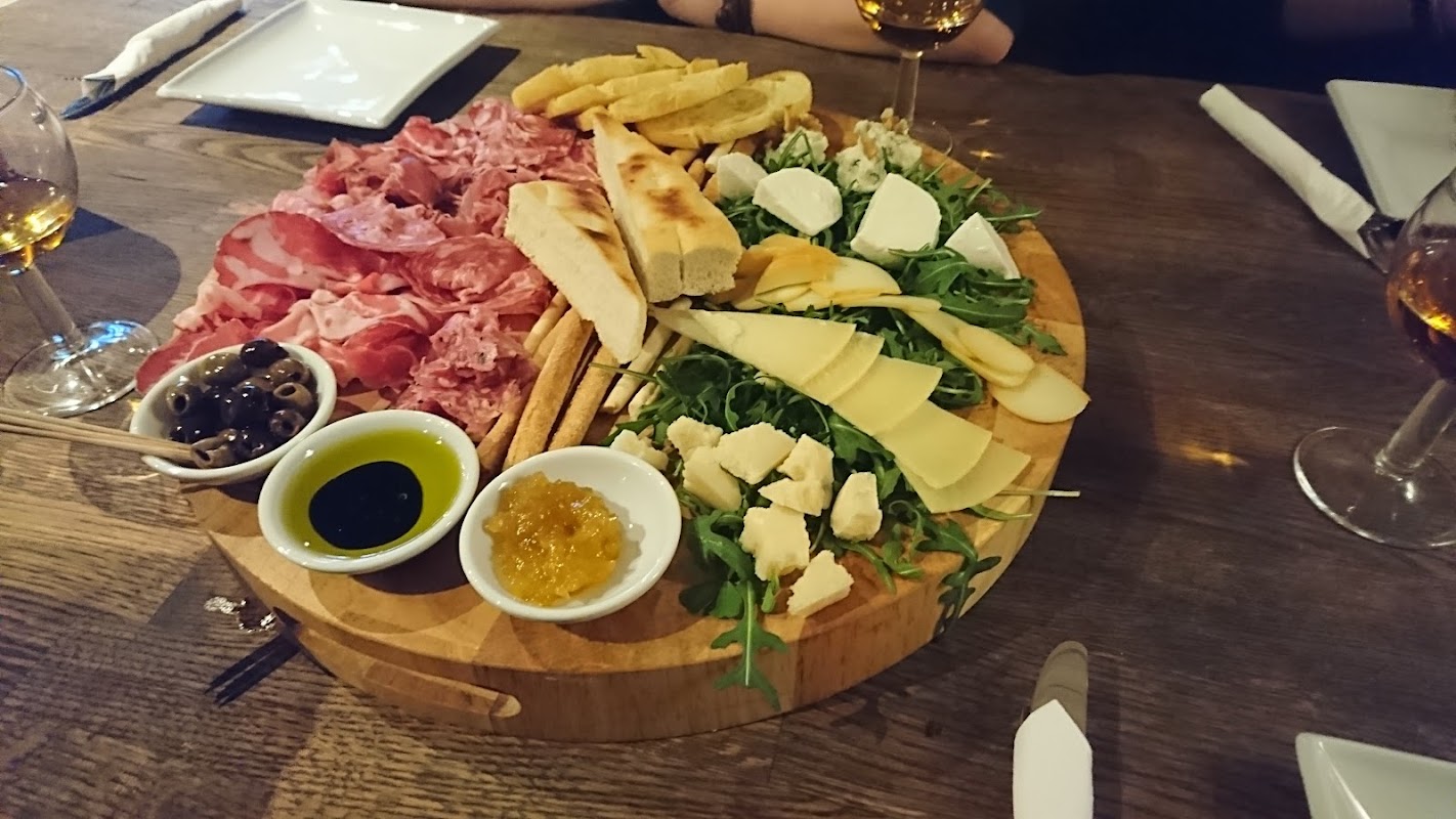 Veeno - The Italian Wine Café logo