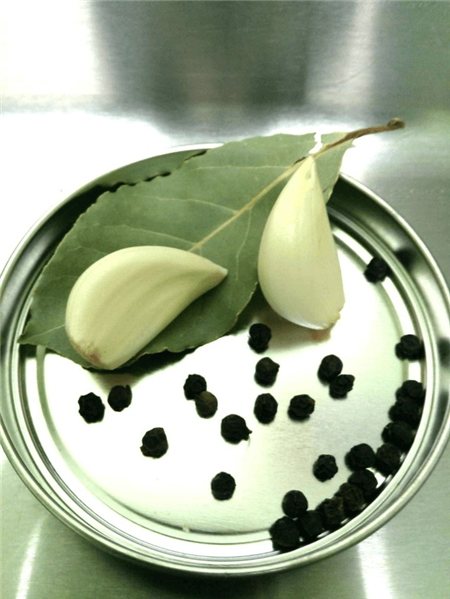 HUILE D'AIL, LAURIER ET POIVRE ÉCO 250ML  Arôme intense et saveur méditerranéenne-lateral