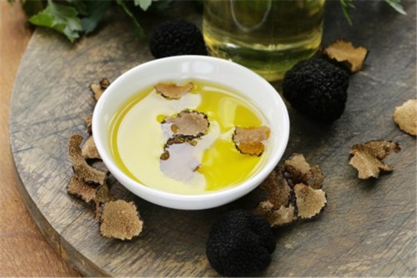 Extra Virgin Olive Oil with Black Truffle Flavor, Trufas Górriz-trasera