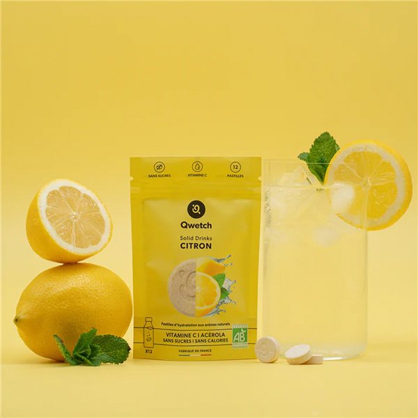 Aromatisiertes Wasser mit Zitrone-izquierda