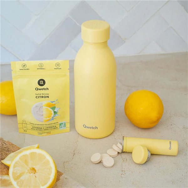 Aromatisiertes Wasser mit Zitrone-lateral