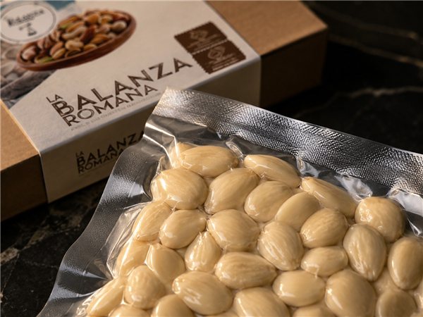 Peeled Queen Marcona Almonds - Vacuum Packed-izquierda