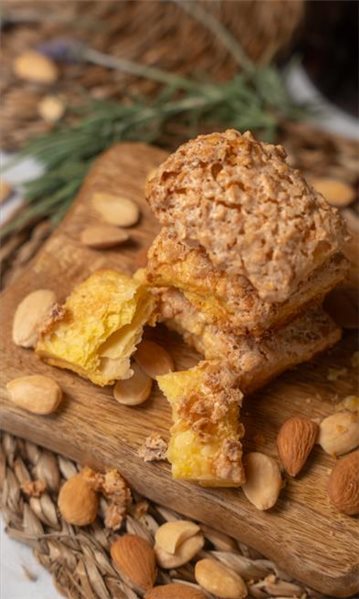 Puff pastry almond cookies 200g.-lateral