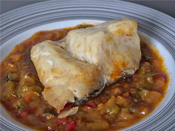 La traducción al francés de "Bacalo con pisto" es "Morue avec pisto". Sin embargo, ten en cuenta que "pisto" es un plato típico español, y puede que no tenga una traducción directa en francés.-lateral