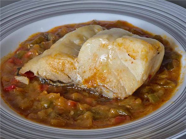 La traducción al francés de "Bacalo con pisto" es "Morue avec pisto". Sin embargo, ten en cuenta que "pisto" es un plato típico español, y puede que no tenga una traducción directa en francés.-trasera